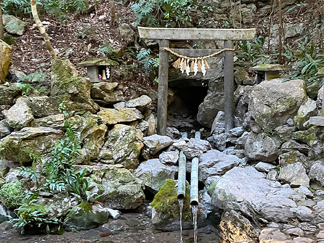 天の岩戸（恵利原の水穴）